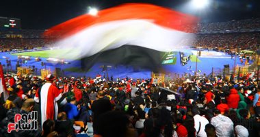 الجماهير المصرية تزين مدرجات استاد القاهرة لمؤازرة المنتخب الوطنى