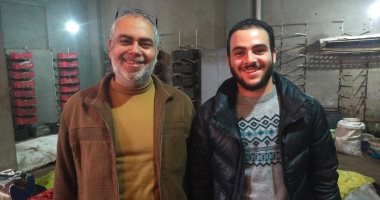 بزنس الدود.. "خالد وابنه" عملوا مشروع سماد غريب بس أرباحه مضمونة.. فيديو