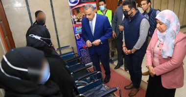 محافظ سوهاج يسلم 17 كرسى متحرك بالمجان للأشخاص ذوى الهمم.. صور