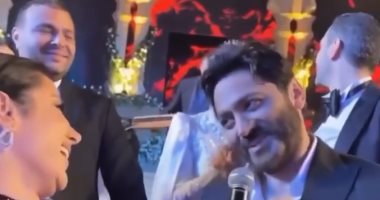 تامر حسنى يتحدى رضوى الشربينى بأغنية "سى السيد" بحفل زفاف شام الذهبى.. فيديو