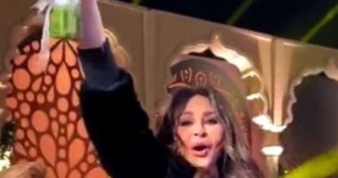 "إليسا تأخذ بوكيه ورد شام الذهبي".. والحضور: "انتى العروسة القادمة"