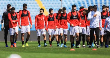ضياء السيد يناقش مع وائل جمعة تفاصيل رحلة السنغال قبل مران المنتخب