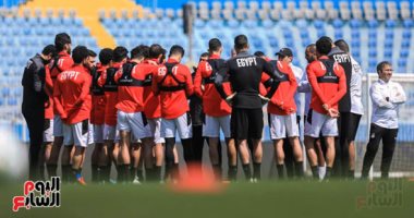 اجتماع بين كيروش ومعاونيه قبل المران الصباحى استعداداً للسنغال