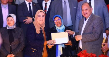 وزيرة التضامن تشارك محافظ أسيوط في حفل تكريم الأمهات المثاليات.. صور
