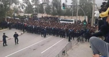 أحداث مؤسفة بين الشرطة والجماهير فى عملية بيع تذاكر قمة الجزائر والكاميرون