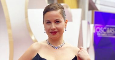 ريا أبي راشد تتألق بفستان أسود على السجادة الحمراء لحفل الأوسكار 2022
