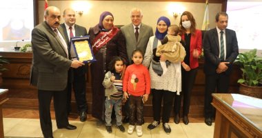 محافظ الجيزة يكرم الأمهات المثاليات على مستوى المحافظة