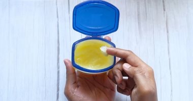 من الترطيب للمكياج.. استخدامات مثالية للفازلين فى العناية بجمالك