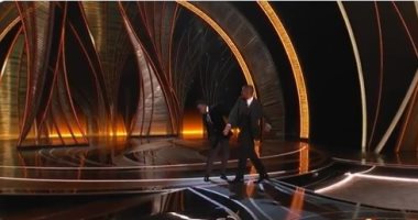 ويل سميث يلكم كريس روك على مسرح الأوسكار