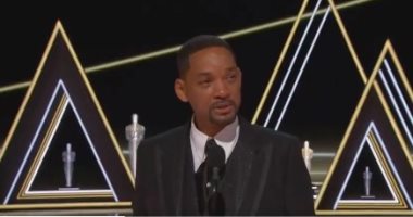 ويل سميث يعتذر للأكاديمية عن ضربه لكريس روك باكيا بعد فوزه بأول أوسكار