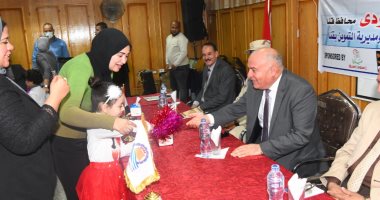 محافظ قنا يكرم أمهات أطفال التمثيل الغذائى 