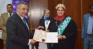 محافظ البحر الأحمر يكرم الفائزات فى مسابقة الأم المثالية
