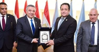 لجنة النقل تهدي محافظ البحر الأحمر درع النواب وتؤكد: الطرق على رأس أولوياتنا