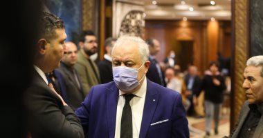 أشرف زكي ومنير مكرم أول الحاضرين في عزاء الفنان أحمد حلاوة