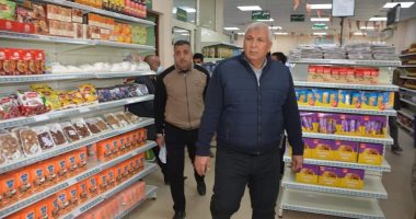 محافظ الوادى الجديد يطمئن على توافر السلع الأساسية بأسعار مخفضة بمركز بلاط