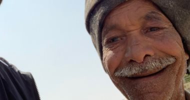 صباح الفل للجدعان.. خالد النبوى فى صورة سيلفى مع عامل كبير السن: تعظيم سلام