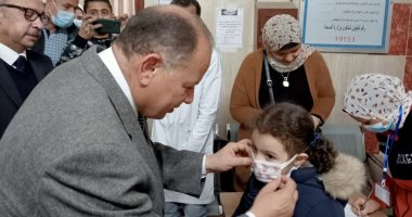 محافظ أسيوط يتفقد الحملة القومية للتطعيم ضد شلل الأطفال بالوليدية.. صور
