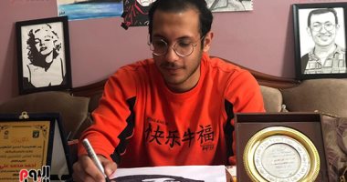 إبداع وجمال.. أحمد الشافعى شاب يتفنن فى رسم بورتريهات بالحبر.. لايف وصور