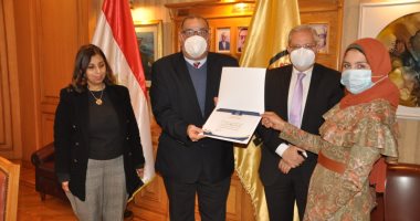 ⁦⁩جامعة حلوان تكرم الطلاب المتميزين فى المشروع القومى لمحو الأمية