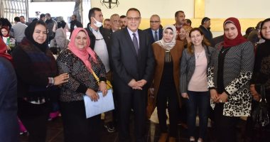 محافظ الشرقية يُكرم الأمهات المثاليات والأب المثالى و5 عرائس يتيمات.. صور