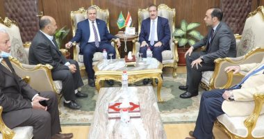 وزير القوى العاملة بالمنوفية لتسليم وثائق التأمين التكافلى للعمالة غير المنتظمة