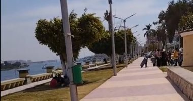 الدنيا ربيع.. أهالى المنيا يستمتعون بالطقس ويلتقطون "سيلفى" بالكورنيش.. فيديو