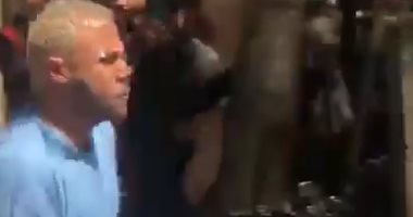 محمد إمام فى زى مريض يركض بشوارع وسط البلد خلال مشهد من فيلم "عمهم"