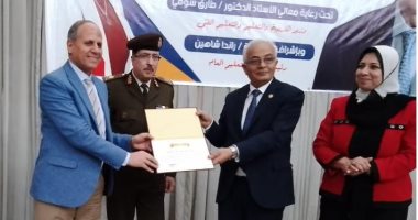 نائب وزير التربية والتعليم يكرم وكيل كفر الشيخ والطلاب المتفوقين بعدد من المدارس