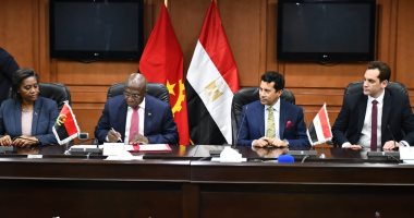 وزير الشباب والرياضة يوقع بروتوكول تعاون مع نظيره الأنجولى