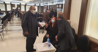 بدء عزاء عهدى صادق بكنيسة مارمرقس كليوباترا.. وأعضاء نقابة الممثلين أول الحاضرين 