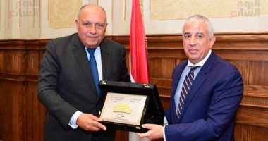 "خارجية النواب" تهدى درع المجلس لسامح شكرى بمناسبة 100 سنة على تأسيس الوزارة