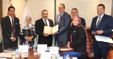 الرعاية الصحية تكرم طبيبًا حصل على براءة اختراع فى القسطرة الطبية