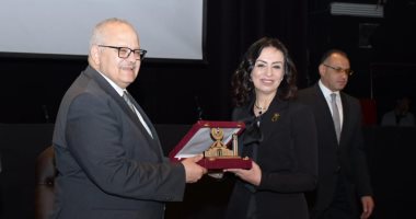 تكريم مايا مرسى والراحلة جيهان السادات باحتفالية جامعة القاهرة لتكريم المرأة