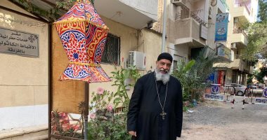 راعى الأقباط الكاثوليك بالغردقة يعلق فانوس رمضان على الكنيسة.. لايف