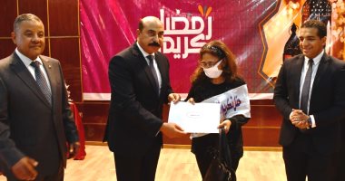 محافظ أسوان يوزع هدايا عينية ومادية على 100 طفل قبل يوم اليتيم.. لايف وصور