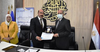محافظ أسوان يكرم الفائزين فى جائزة التميز الحكومى ويطلق الدورة الثانية..صور