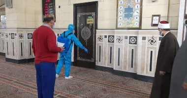 تعقيم مسجد السيدة زينب استعدادًا لاستقبال شهر رمضان.. فيديو وصور 