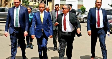 أمين عام مجلس الشيوخ يلتقى العاملين بالأمانة العامة لتهنئتهم بحلول رمضان