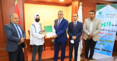محافظ سوهاج يسلم دعما ماديا لـ5 عرائس و5 طلاب متفوقين ويكرم 2 من الأمهات المثاليات