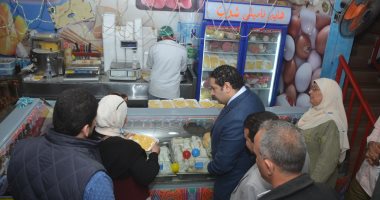 نائب محافظ بنى سويف يتفقد معارض ومنافذ البيع للتأكد من توافر السلع.. صور
