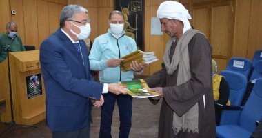 محافظ المنيا يسلم 84 عقد زراعة ومبانٍ لتقنين أوضاع أراضى أملاك الدولة.. صور