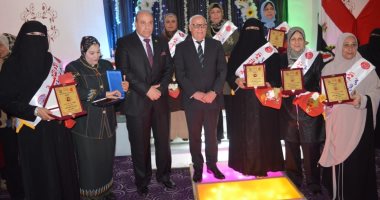 محافظ بورسعيد يكرم الأمهات المثاليات بديوان عام المحافظة.. صور