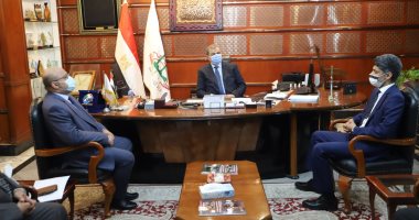 وزير القوى العاملة يبحث مع القنصل السعودى التنسيق لسفر العمالة المصرية.. صور