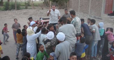 الفانوس بجنيه.. شاب أقصرى يطلق مبادرة ويبيع فوانيس رمضان للأطفال