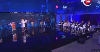 لميس الحديدي تعلن فوز تطبيق مزارع في الحلقة النهائية من برنامج الفرصة.. وتقدم شيك بمليون جنيه من المتحدة للخدمات الإعلامية.. ومؤسسا مشروع مزارع المتسابق في الفرصة: وجدنا رد فعل في السوق أكثر مما نتخيل