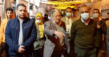 محافظ الإسماعيلية يفتتح شارع "سوق السمك" القديم بعد رصفه وتعليق زينة رمضان.. صور