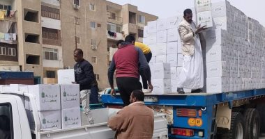 محافظ الإسماعيلية يتابع وصول كراتين رمضان وتسليمها إلى مستحقيها.. صور