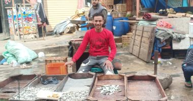 البلطى يبدأ من 20 جنيها.. زحمة فى سوق السمك بالإسكندرية قبل رمضان.. فيديو