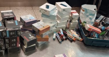 ضبط طبيب بمطار القاهرة حاول تهريب أجهزة وعبوات الشيش الإلكترونية.. صور