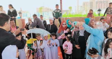 طبل ومزمار وفانوس ومسحراتى وكنافة بلدى.. تعليم الوادى الجديد تحتفى بالطفل اليتيم بشعار "لست يتيما".. وتلاميذ الصفوف الأولى يحاكون أجواء رمضان ويقدمون عروضا فنية.. وتكريمهم وتوزيع الهدايا عليهم.. صور وفيديو